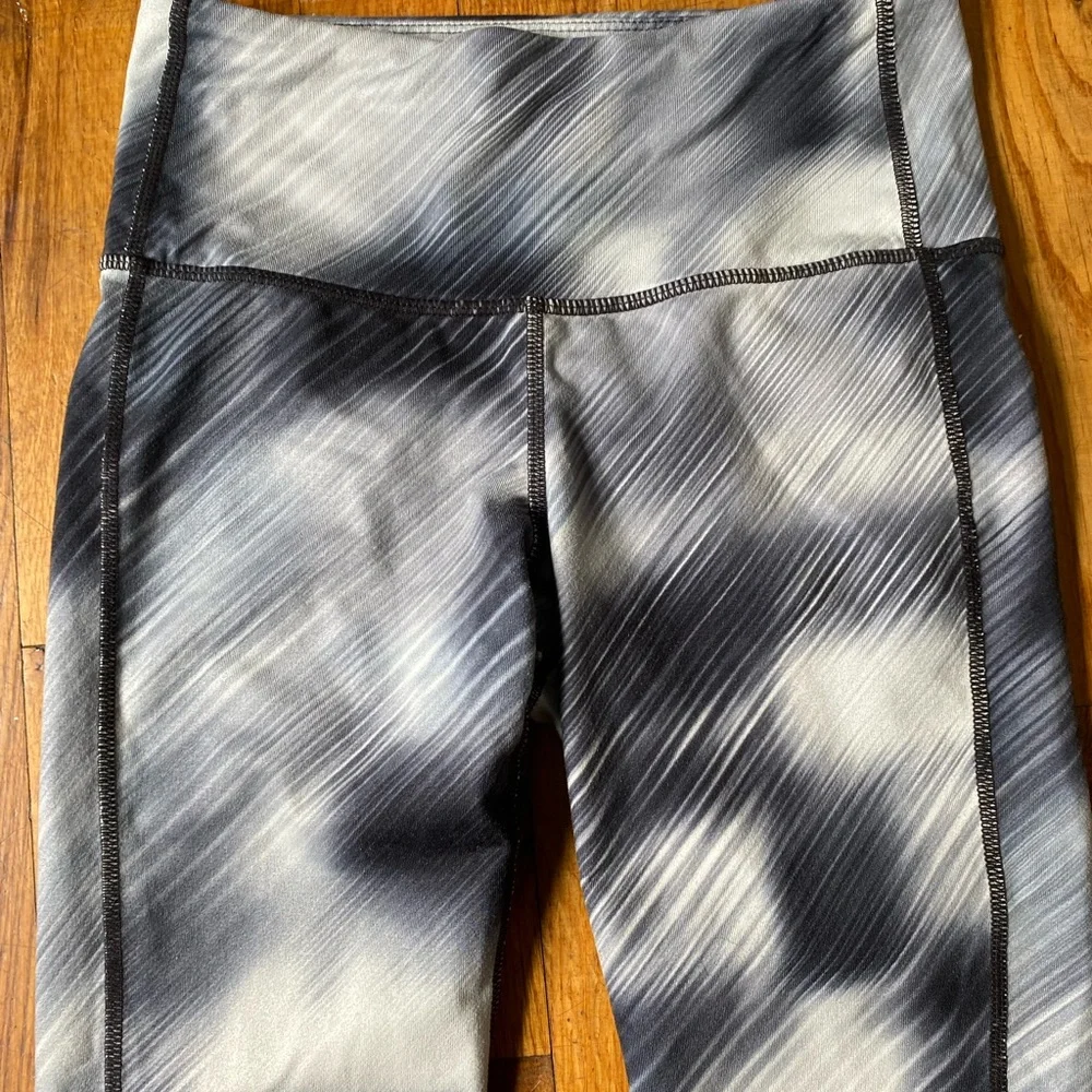 Athleta leggings with front inside hidden stash pocket. - Picture 5 of 11